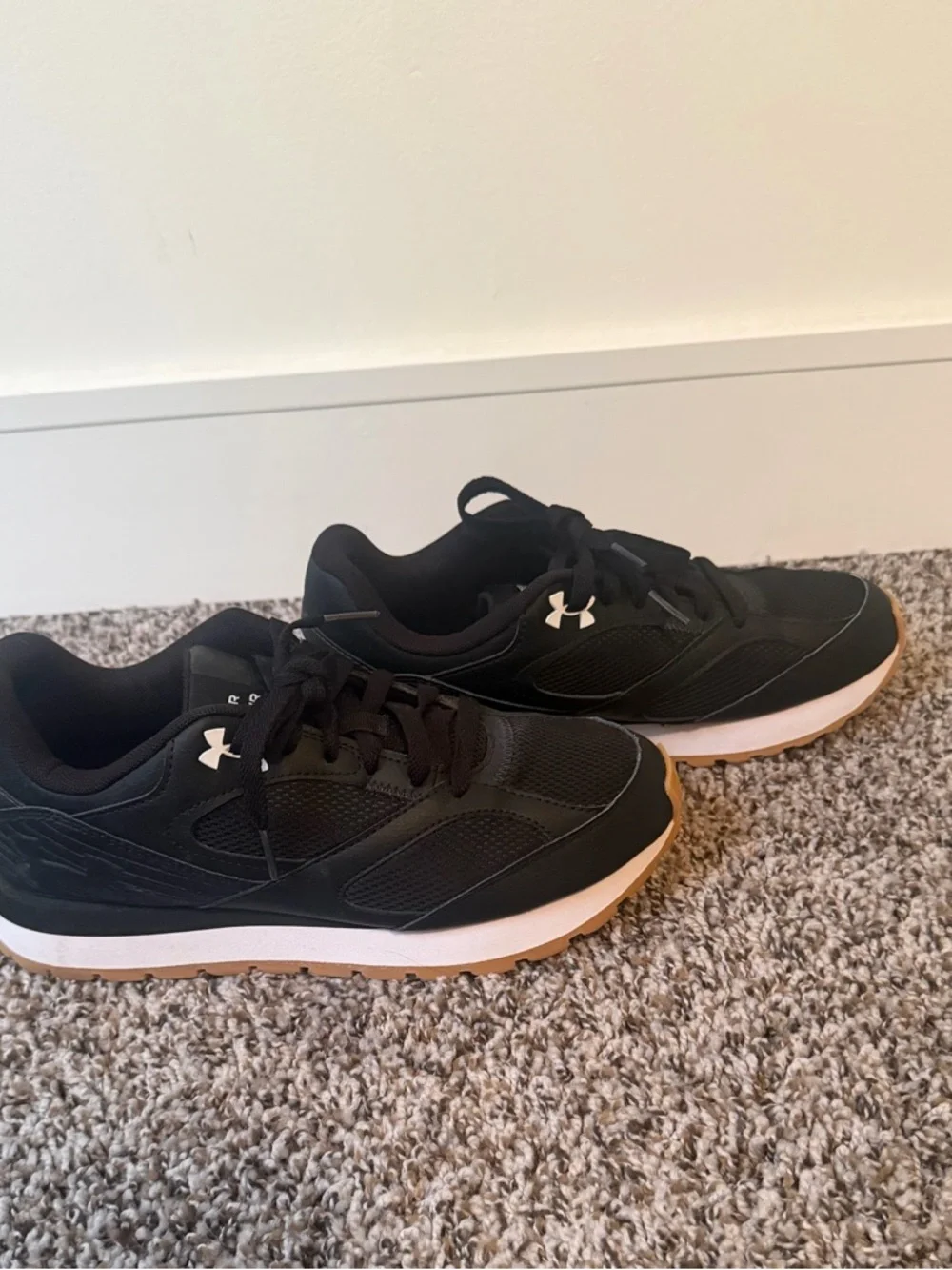 Under Armour Black Woman or man Athletic Trainers with Gum Sole - Picture 1 of 4